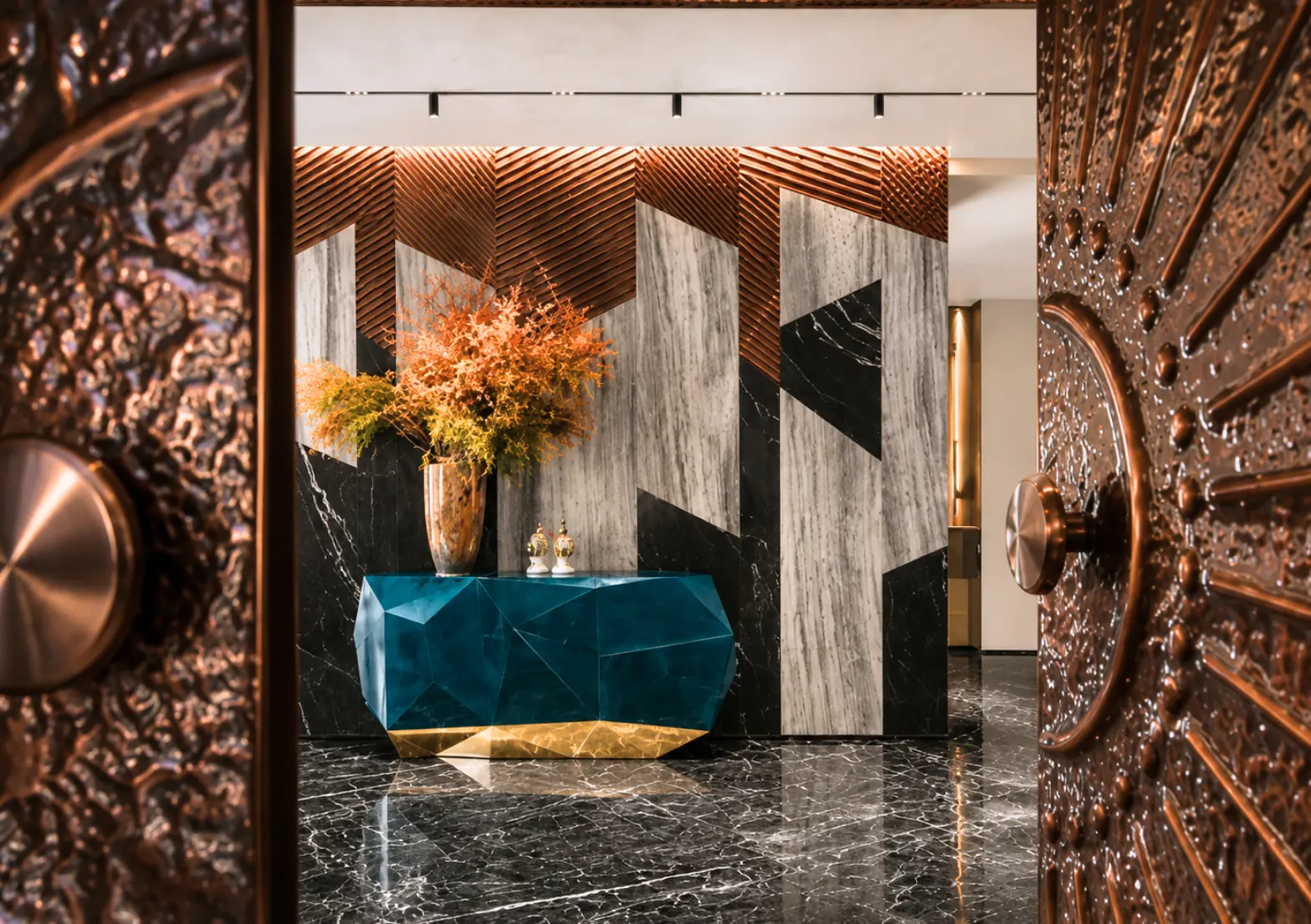 Entrée, porte en cuivre martelé · Maison Cuivre